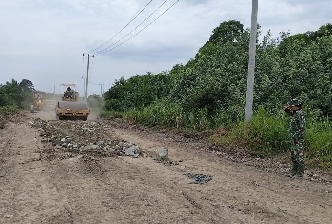 Fokus pada Kualitas Jalan Sasaran TMMD Ke-129, Satgas Kodim 0313/KPR Kerahkan 7 Unit Dump Truck Ratakan Batu Pecah