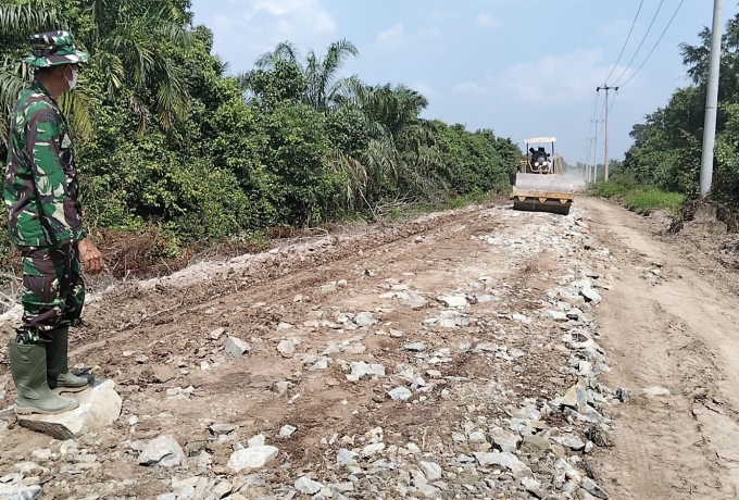 Tutup Jalan Berlubang dan Rapikan Bahu Jalan, Satgas TMMD ke-129 Kodim 0313/KPR Pacu Pengerjaan hingga Jembatan