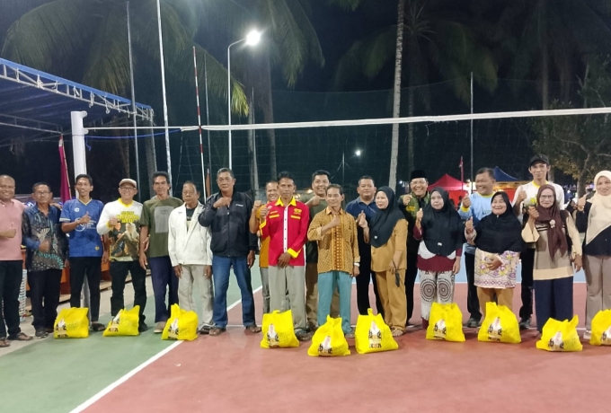 Senyum Lansia di Kelarik Utara, Terima Sembako dari Raja Mustakim