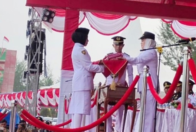 Merah Putih Berkibar di Ujung Negeri, Ribuan Warga Natuna Penuhi Pantai Piwang