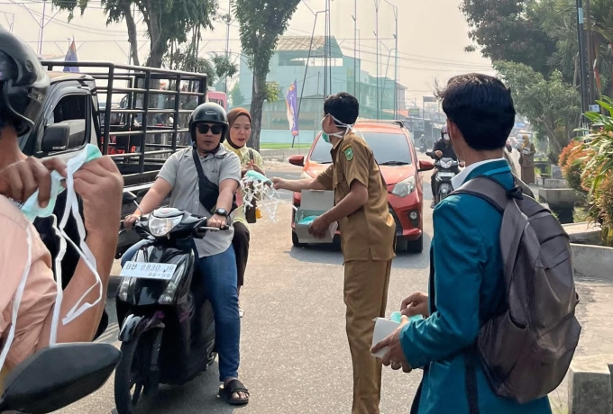 Diskes Riau Bagikan 14 Ribu Masker Gratis di Pekanbaru-Kampar