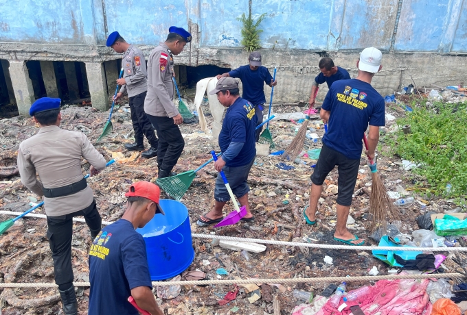 Bersih Pantai dan Sasar Pelabuhan Camat, Polairud Meranti Gandeng Warga