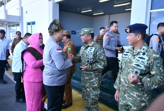 Kapolda Kepri Tiba di Natuna, Danlanud RSA Sambut dan Perkuat Sinergi TNI-Polri