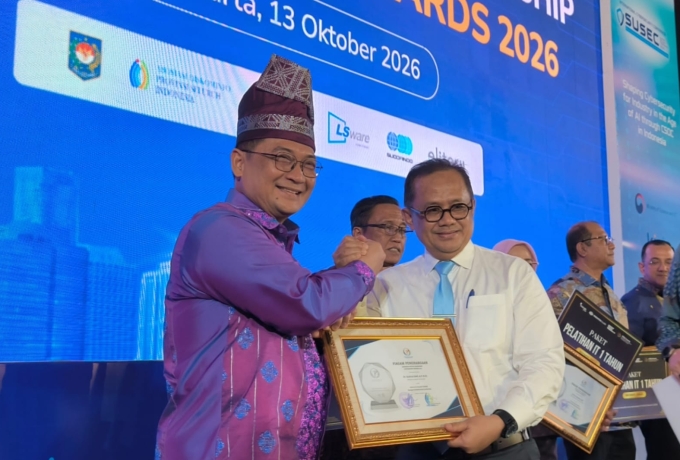Sekdaprov Riau Syahrial Abdi Raih Penghargaan Kepemimpinan Digital Terbaik 2026