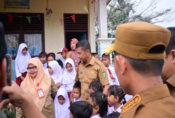 Tinjau Jalan, Sekolah hingga Puskesmas, Bupati Kampar Serap Aspirasi Masyarakat Tapung Hulu