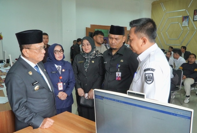 Percepat Digitalisasi Birokrasi, Bupati Rohil Tinjau Perekaman TTE PPPK Paruh Waktu
