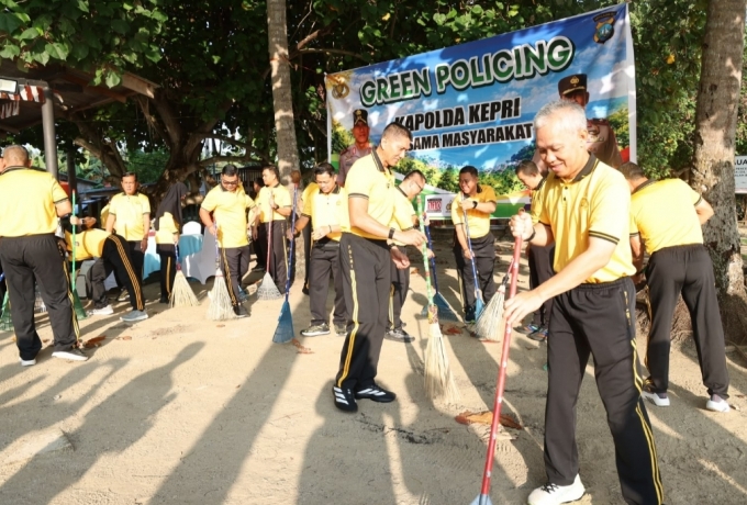 Goro di Pantai Tok Ajang, Kapolda Kepri Suhendri Ajak Warga Jaga Kebersihan