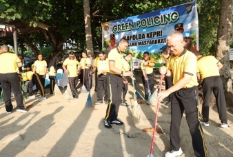 Goro di Pantai Tok Ajang, Kapolda Kepri Suhendri Ajak Warga Jaga Kebersihan